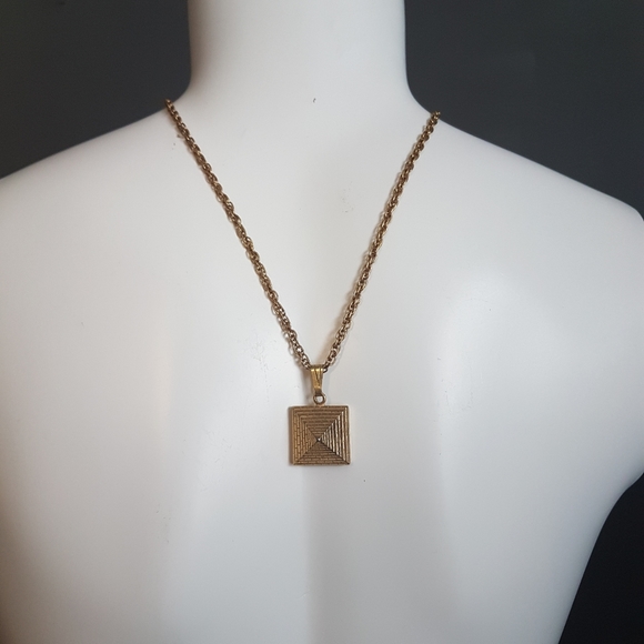 💃HOST PICK💃 Vintage Gold Tone Pyramid Necklace - Picture 3 of 6